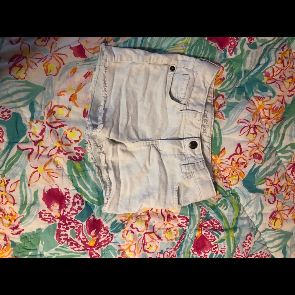 white frayed bottom denim shorts
